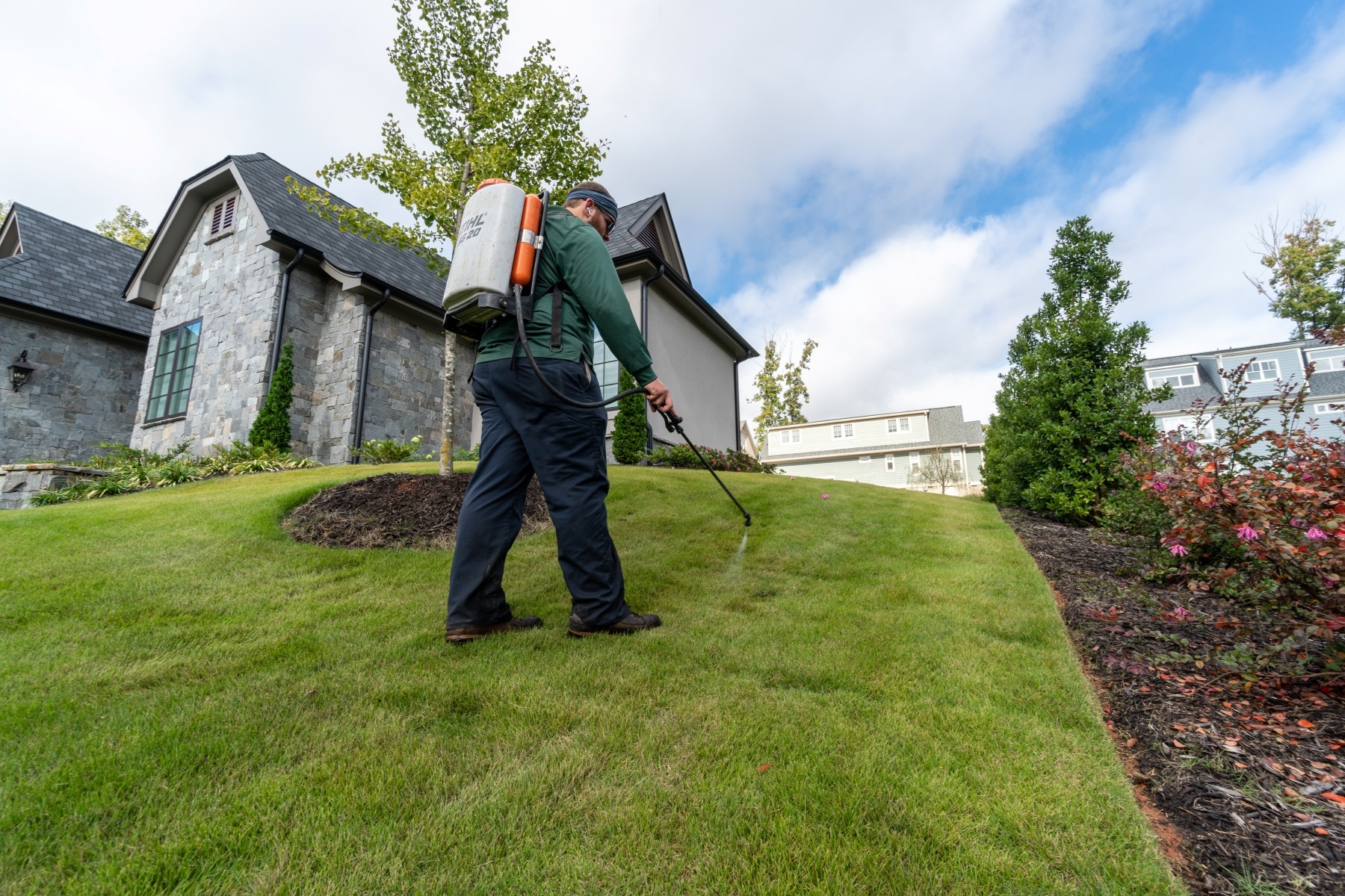 weed control lawn care tech spot spraying lawn
