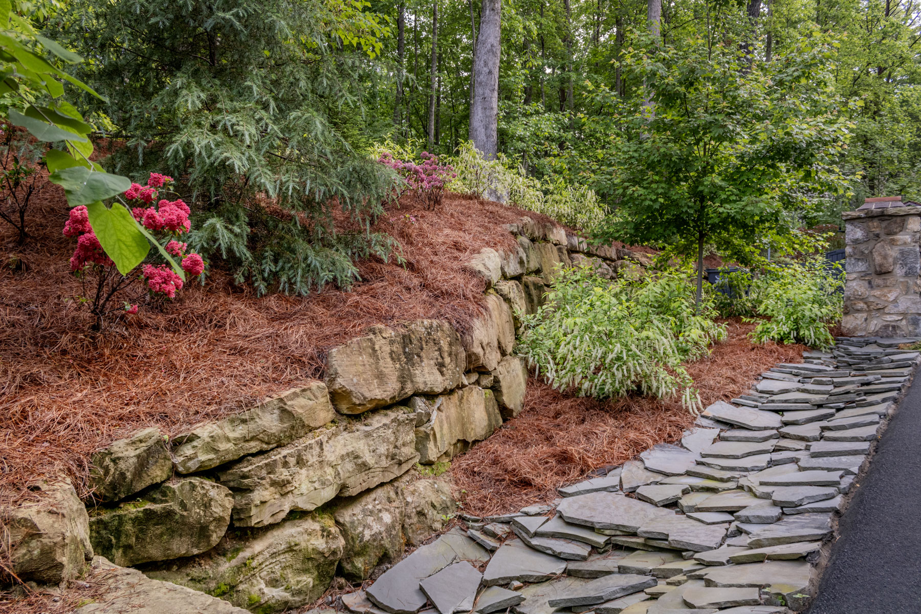 nice driveway dry creek stone boulder wall mulch pine needle fines 4