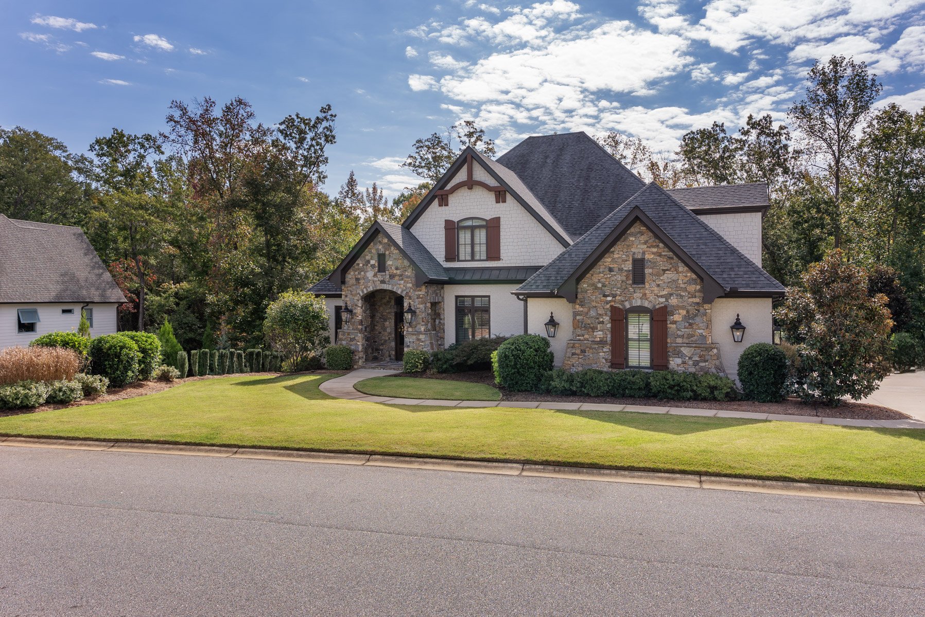 nice home front grass planting landscape beds shrubs