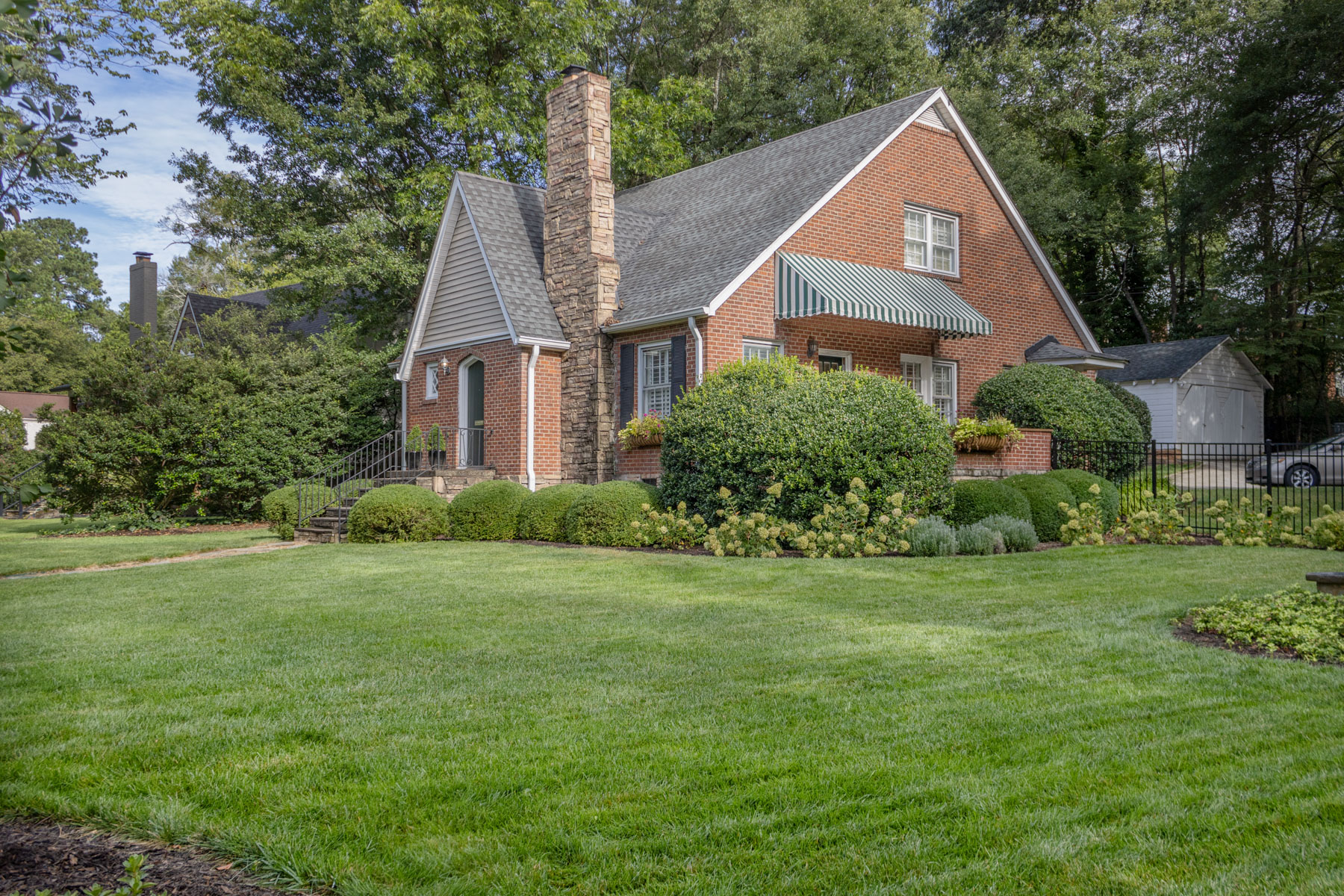 nice home green grass lawn stone pathway 3