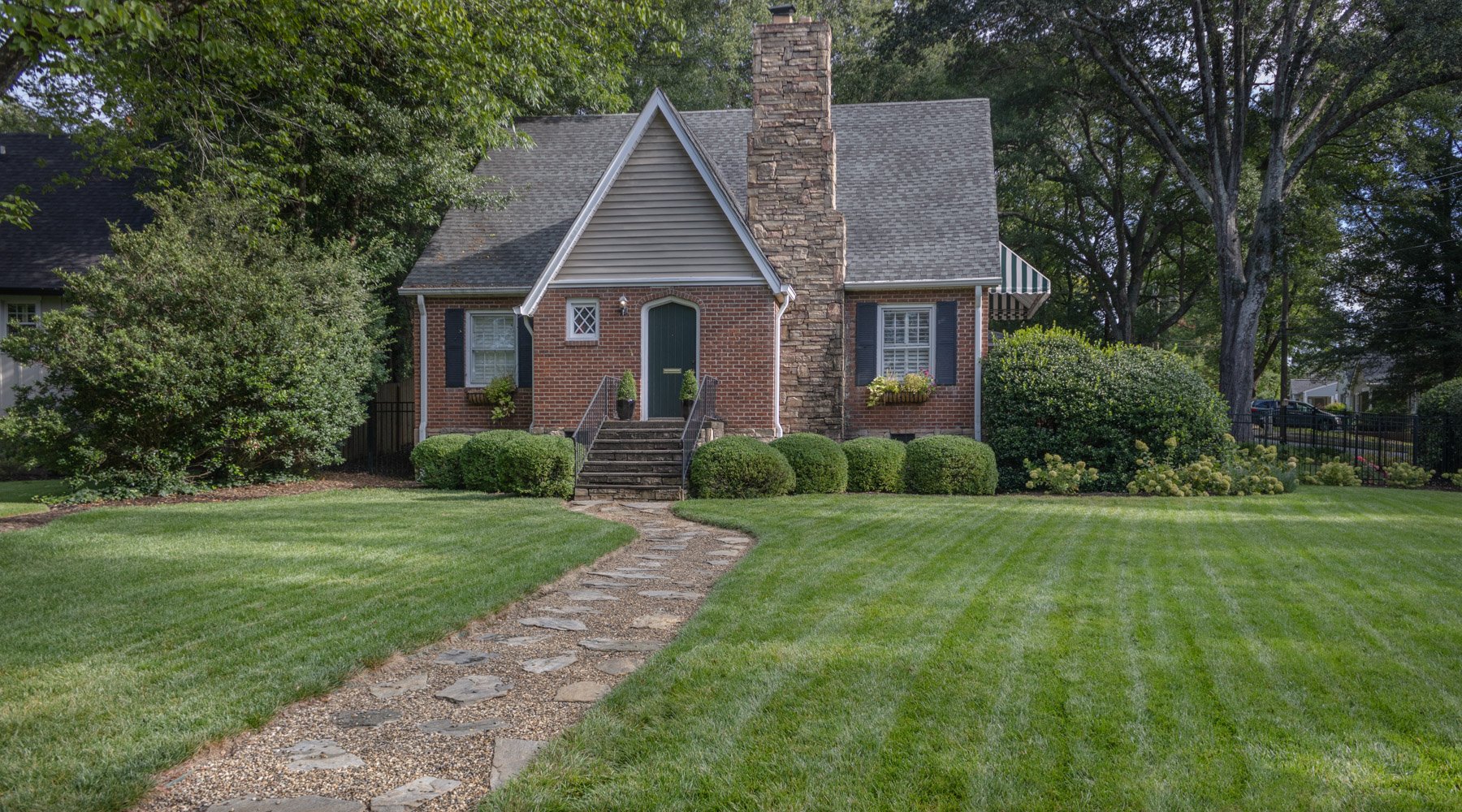 nice home green grass lawn stone pathway
