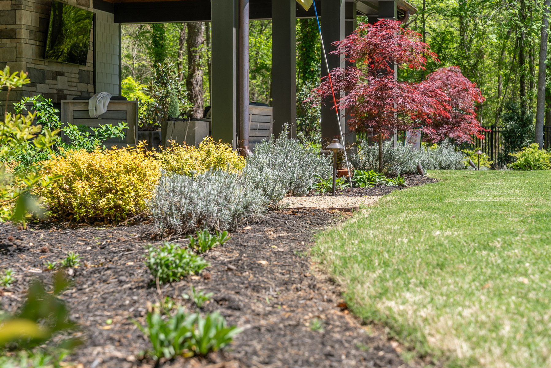 planting bed mulch grass edge